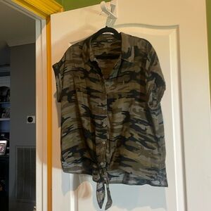 🪖Sanctuary camo button down blouse large pit to pit 24 🪖